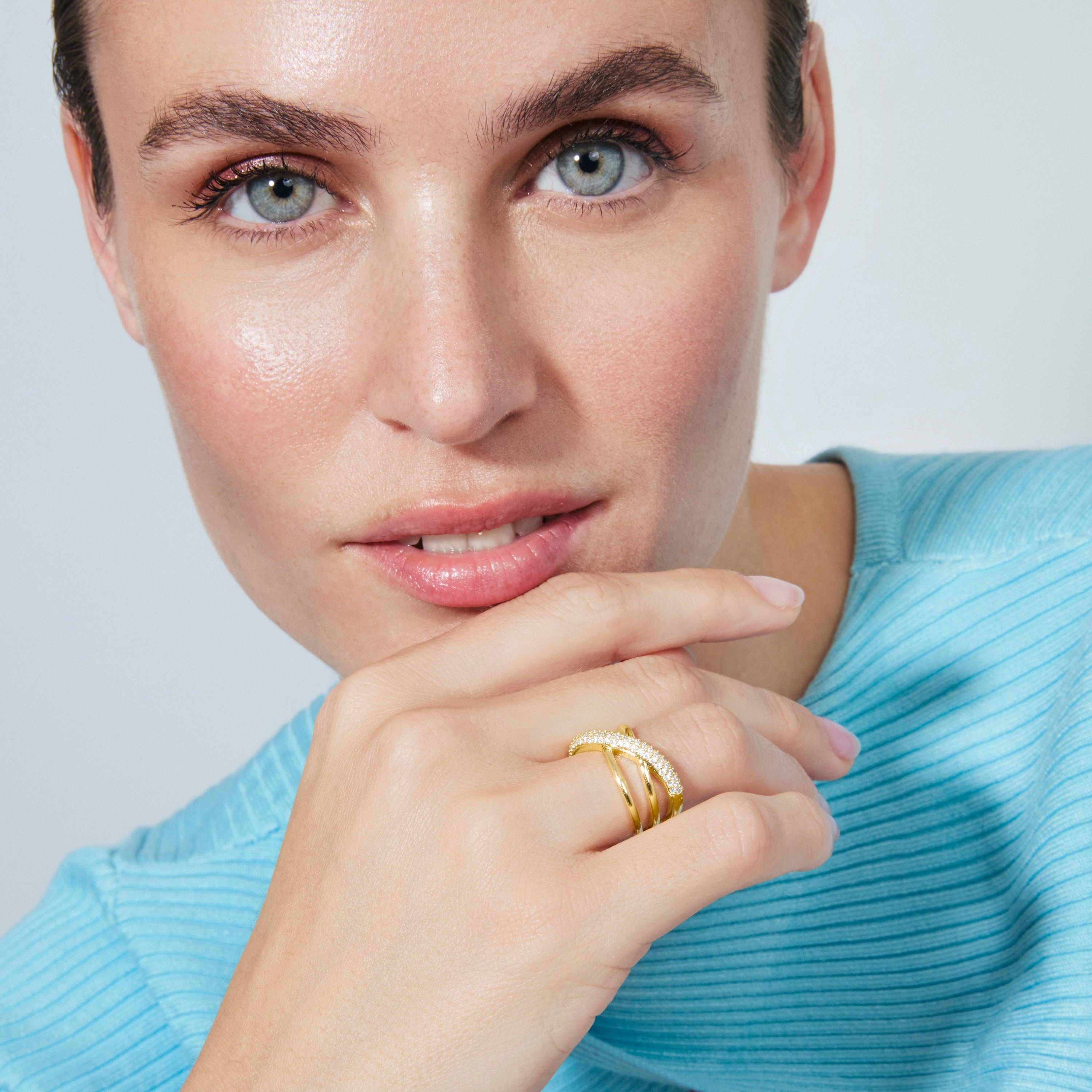 Dazzling Zirconia Ring with 18k Yellow Gold Finish - Meele