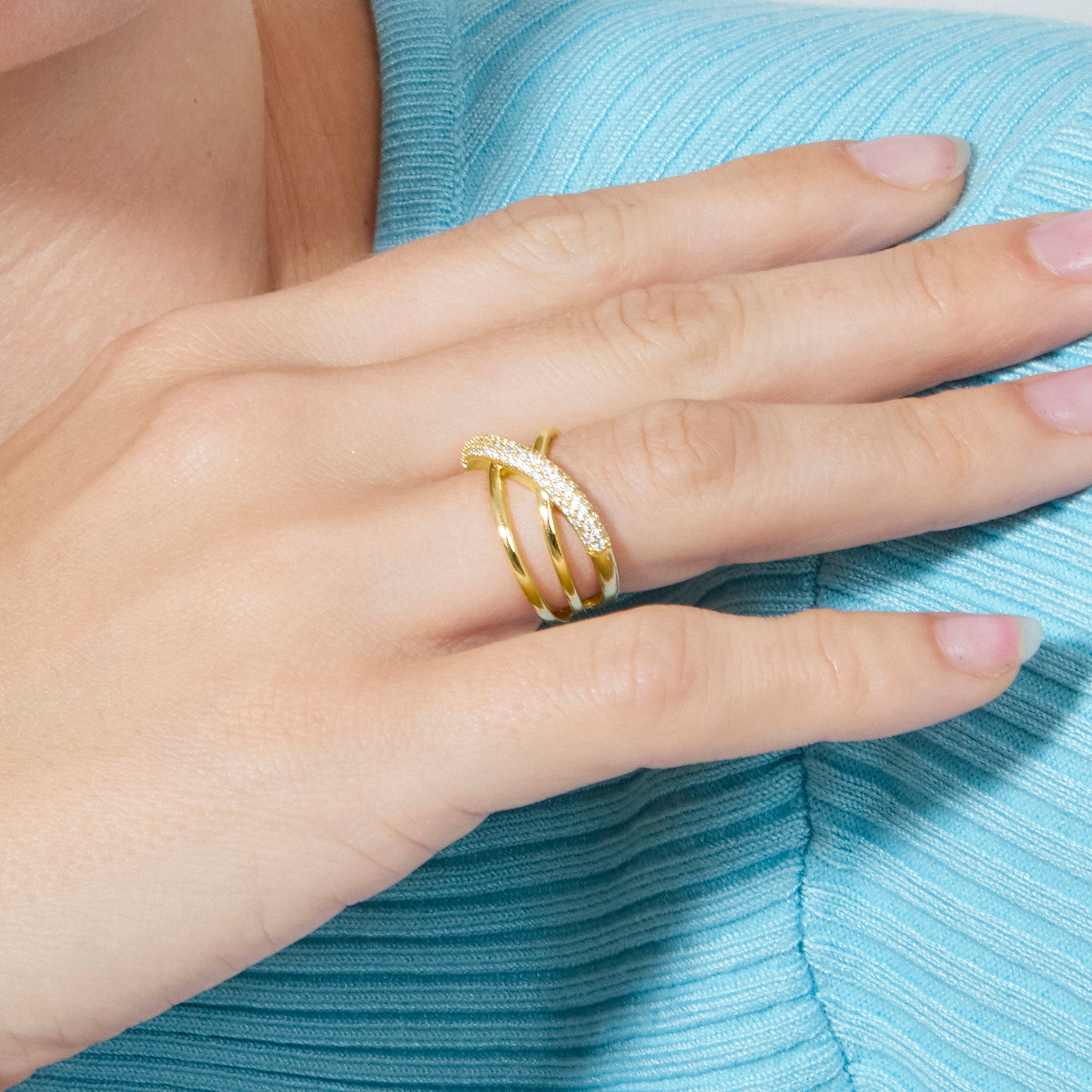 Dazzling Zirconia Ring with 18k Yellow Gold Finish - Meele