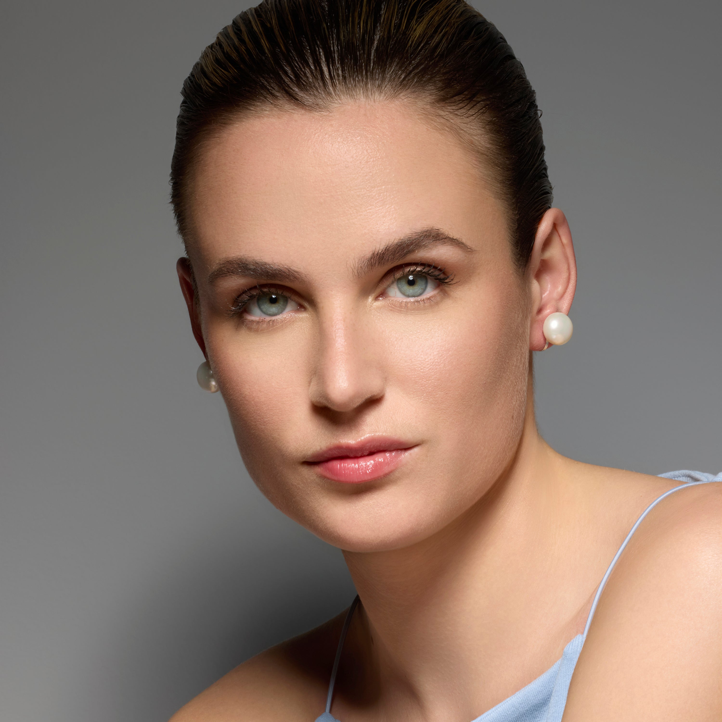 Silver-finished earrings with white pearls - Benet