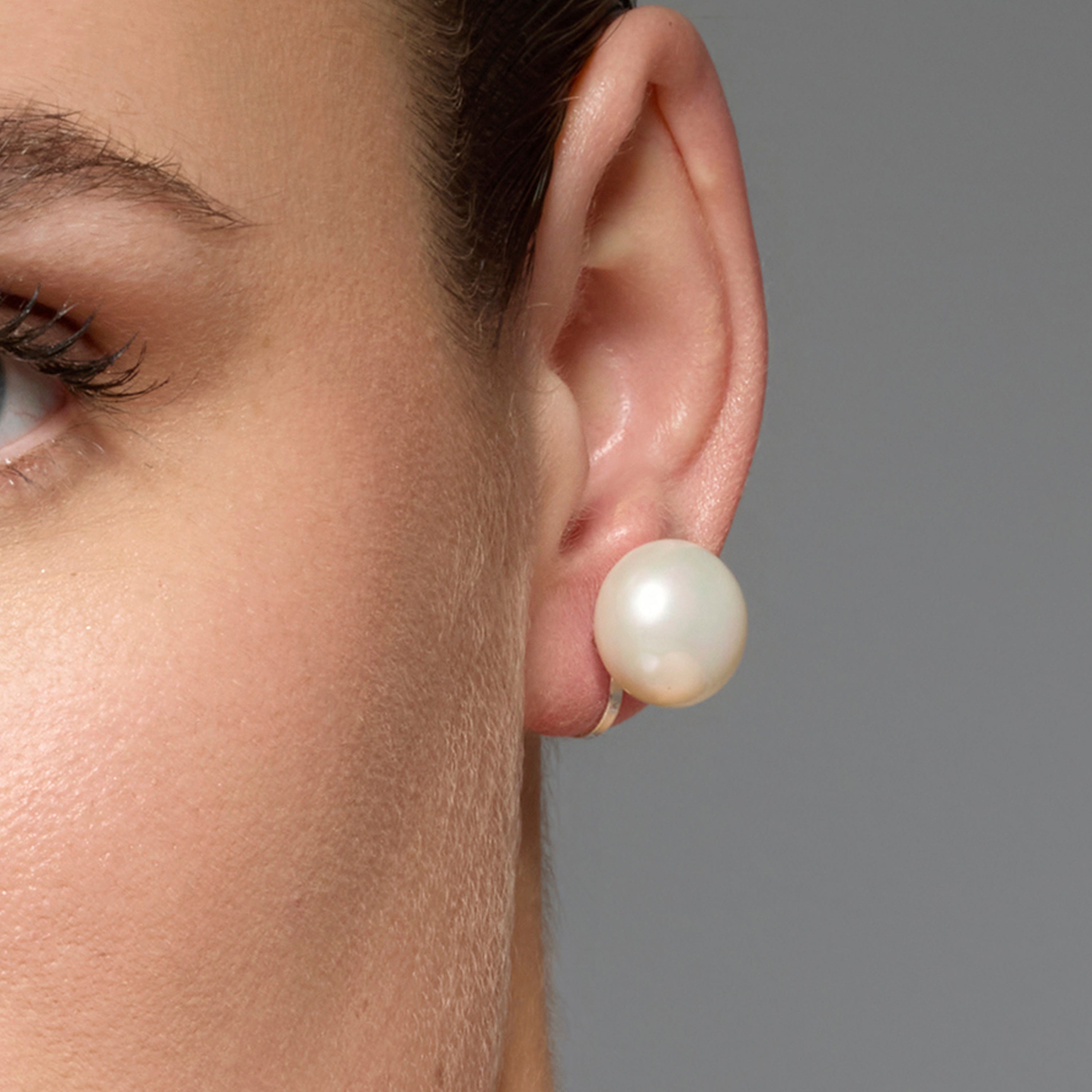 Silver-finished earrings with white pearls - Benet