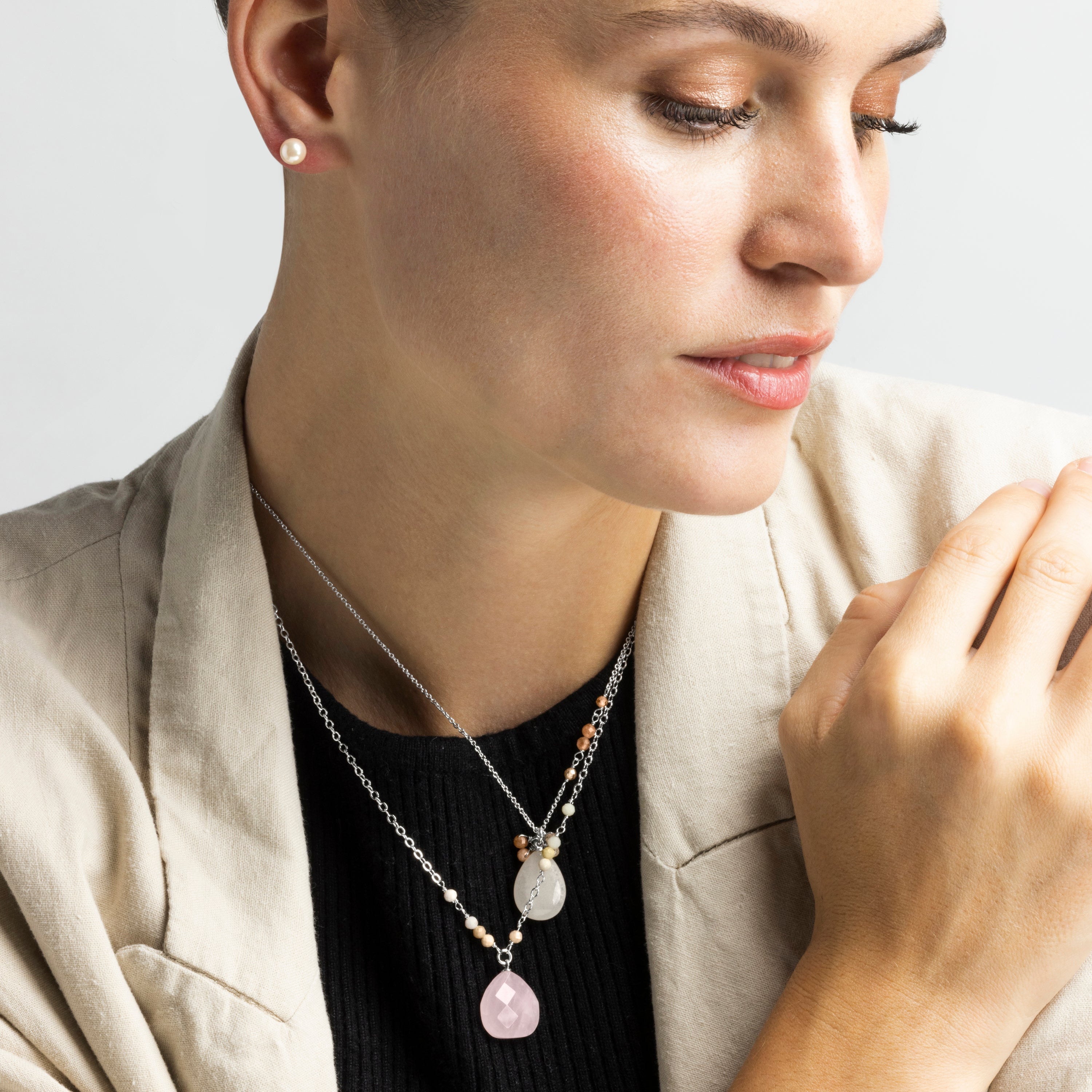 Colar de Quartzo Rosa com acabamento em ródio - Zoqoyi