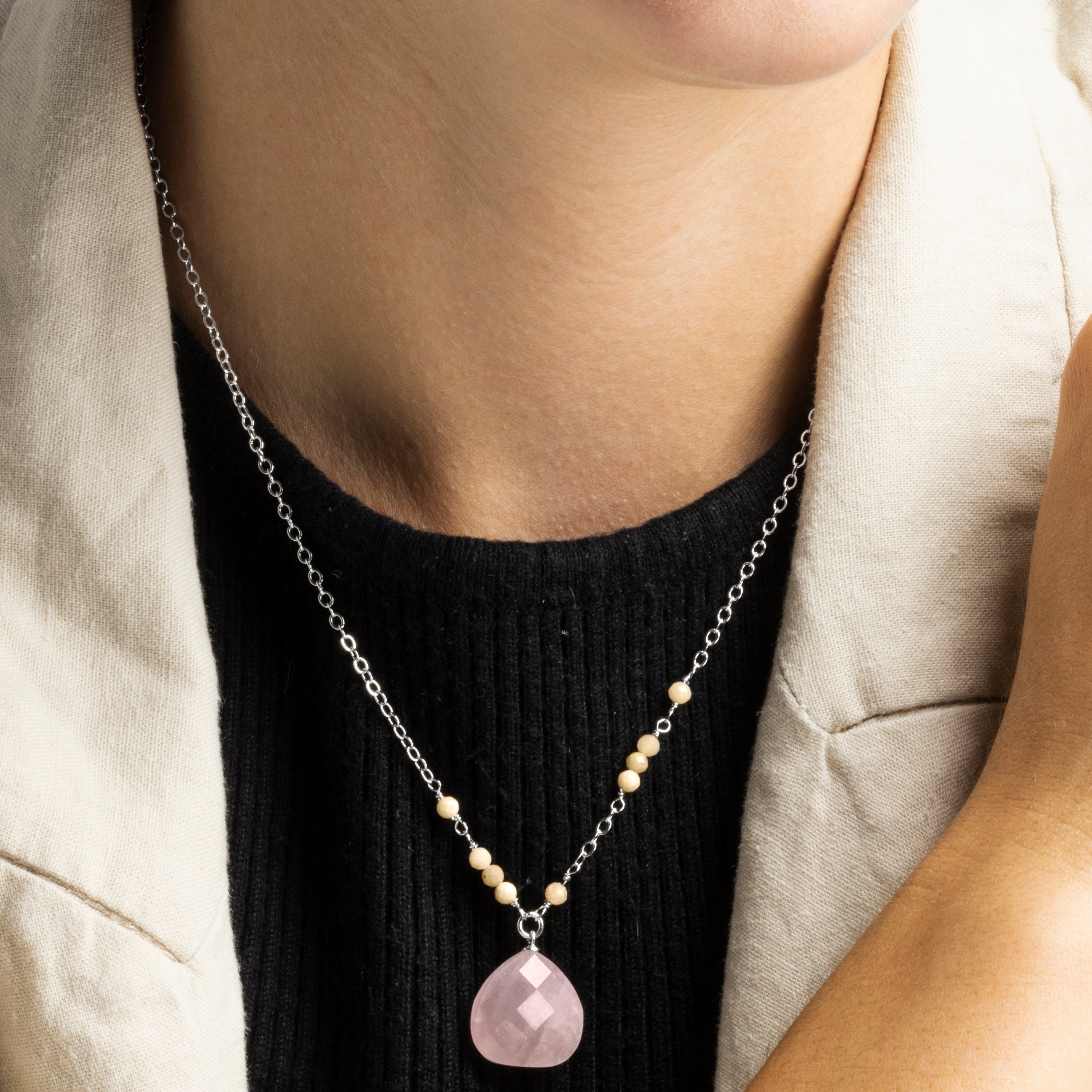 Colar de Quartzo Rosa com acabamento em ródio - Zoqoyi